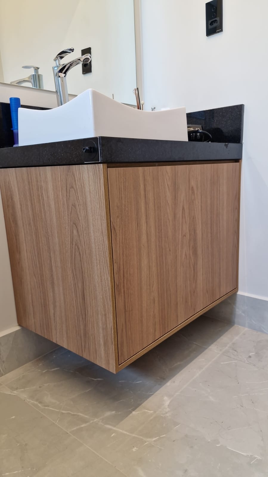 Gabinete de banheiro planejado com acabamento premium — Thor Marcenaria